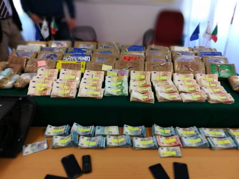 VIDEO/Kapet drogë vëllezërve shqiptare, 4.5 milionë euro fluturojnë