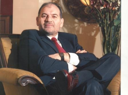 FOTO LAJM/ Edhe pse në një zyrë shtetërore, ky punonjës i Tatimeve mban këtë foto