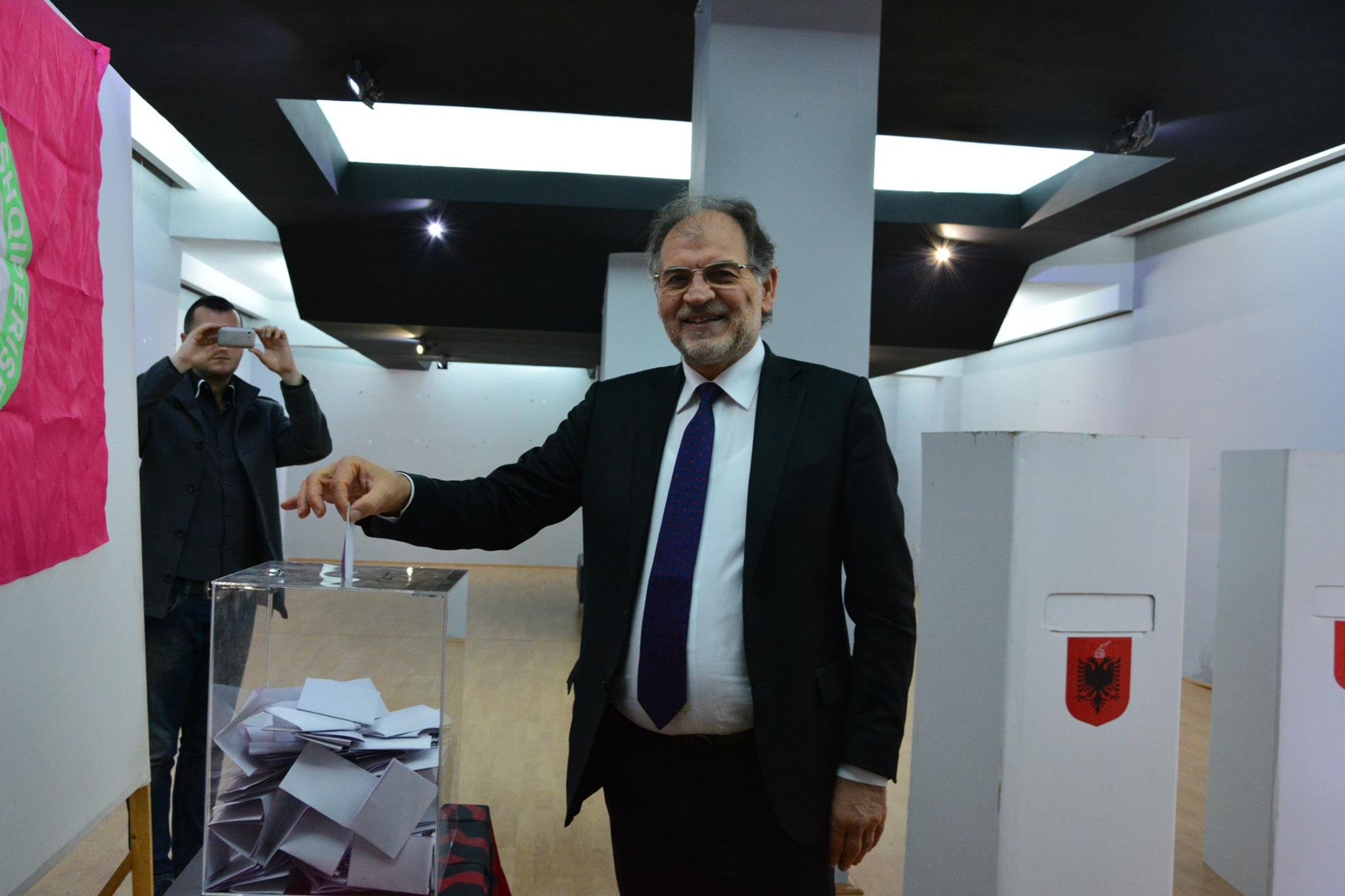 FOTO/Kokëdhima, i vetmuar në qendrën e votimit në Vlorë