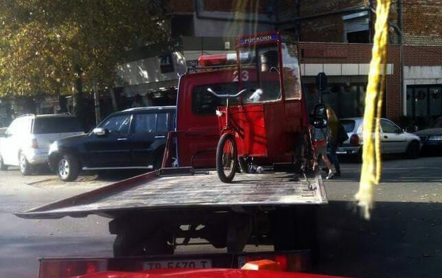 FOTO LAJM/ Luftë informalitetit, sekuestrohet një makineri kokoshkash