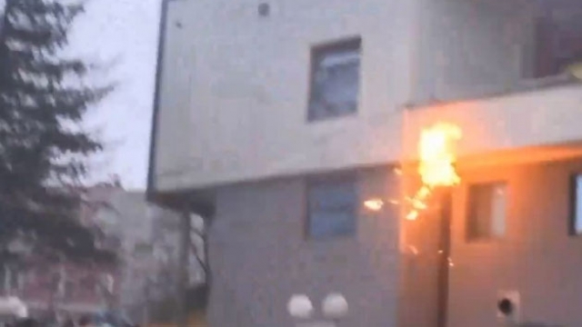 Brenda Kuvendit votohet për Presidentin, jashtë tij rëndohet situata, hidhet koktej molotovi