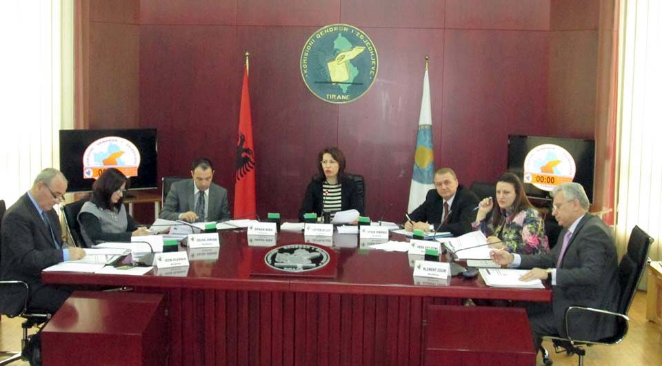 Partitë politike shkelin Kodin Zgjedhor, KQZ: Ndalni fushatën deri më 21 maj