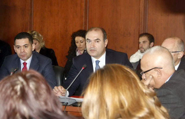 Ministri Haxhinasto përgënjeshtron Ahmetajn për marrëveshjen e Rinasit