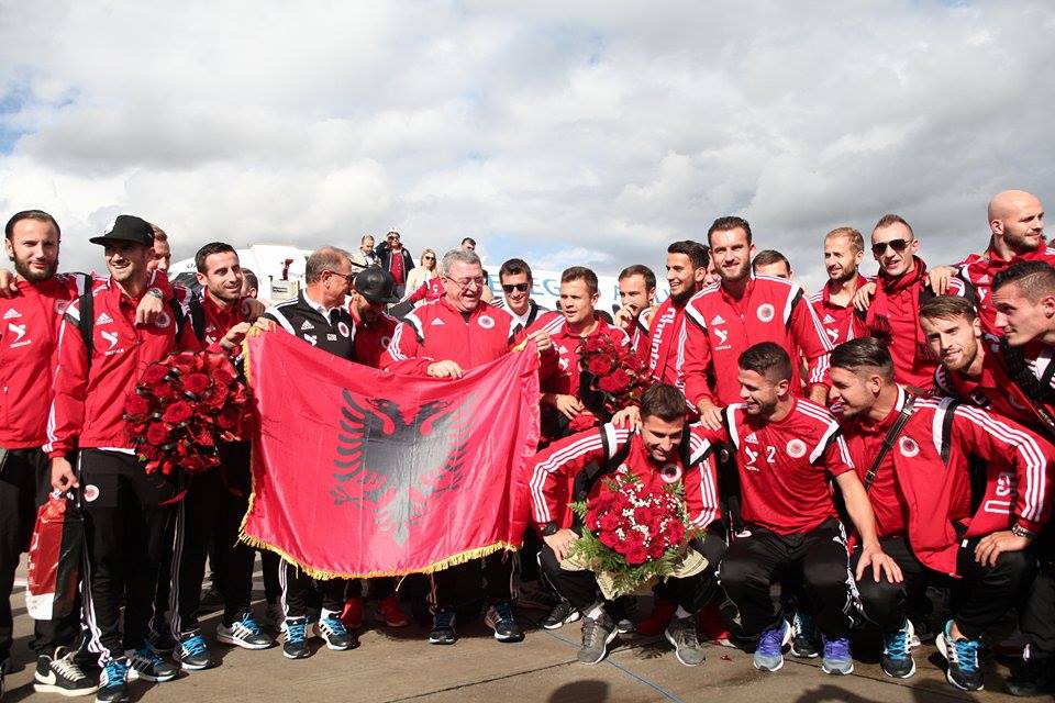 VIDEO/“Lorik Cana, zemra e shqipes”, këngë për Kombëtaren kuq e zi