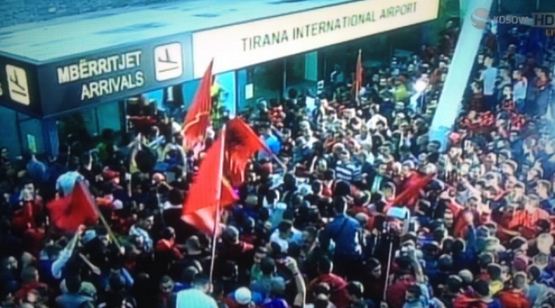 Spektakël kuq e zi në Rinas, kthehet Kombëtarja nga Kopenhagen