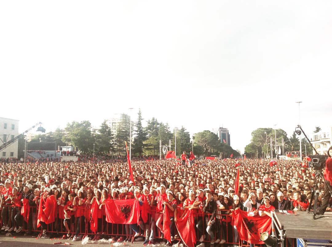 Digjet nga festa Tirana, manifestim i madh në Sheshin Nënë Tereza, thirrje për “Ballistin”