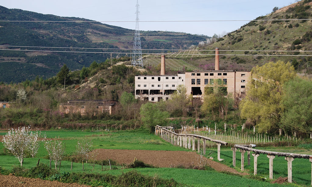 Kompania bullgare me lidhje kriminale, shtie në dorë kombinatin armëve në Polican