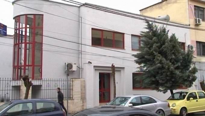 Qytetari dorëzon portofolin e gjetur, polici vjedh lekët dhe nuk e raporton