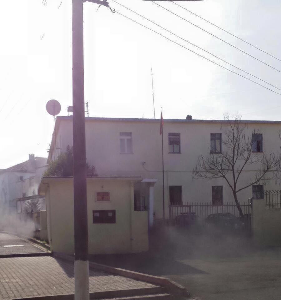 FOTO/Zjarr në komisariatin e Mirditës