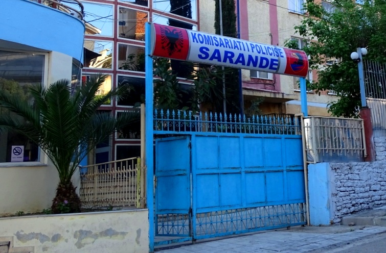 EMRI/ Sarandë, grabitësi vret punëtorin e karburantit, policia transporton viktimën në spital