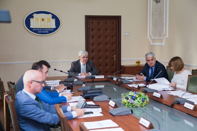 DEBATI/ Deputetët e mazhorancës kundër, qeveria tërhiqet: Burgosja për kuponin tatimor “gabim teknik”