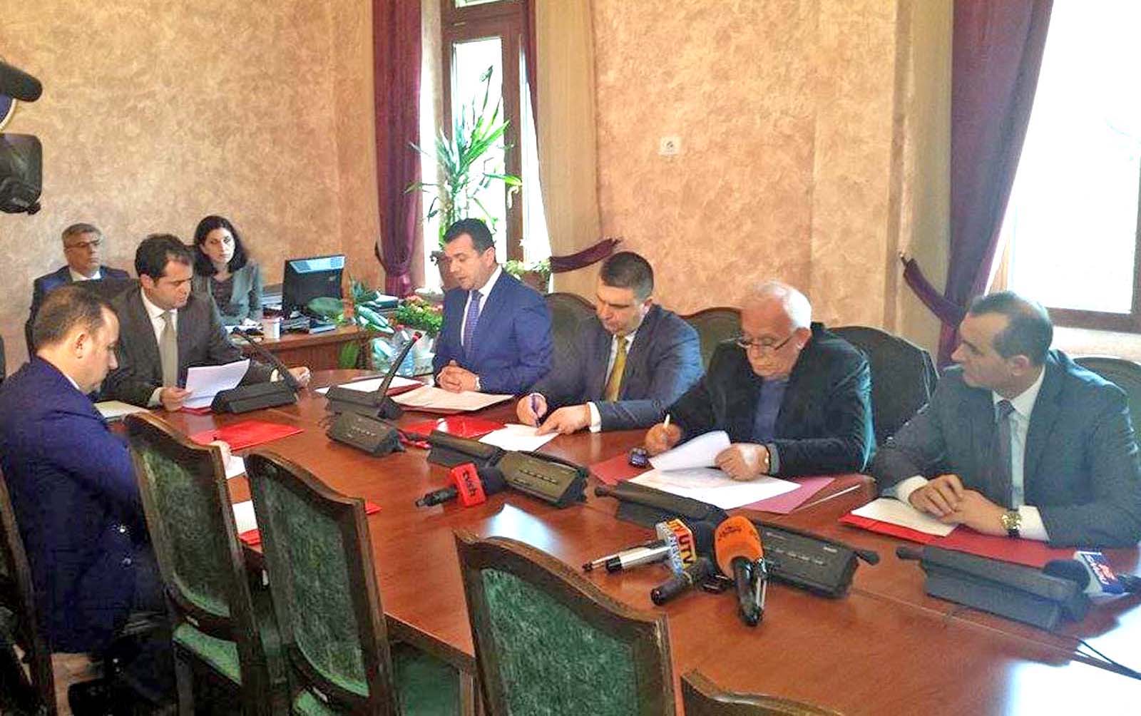 Bylykbashi – Ballës: Sharlatan! Deputetët e mazhorancës qëndrim solidar, braktisin mbledhjen e Komisionit të Dekriminalizimit