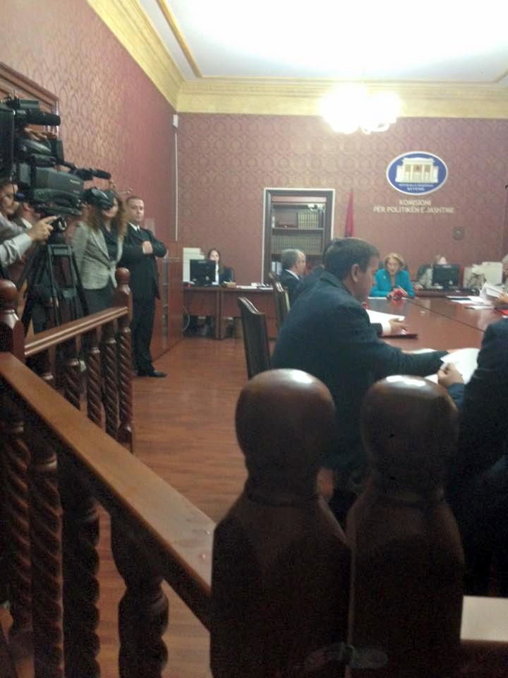 FOTO LAJM/ Arta Dade “ua mbledh gazetarëve”, i fut në “vathë”