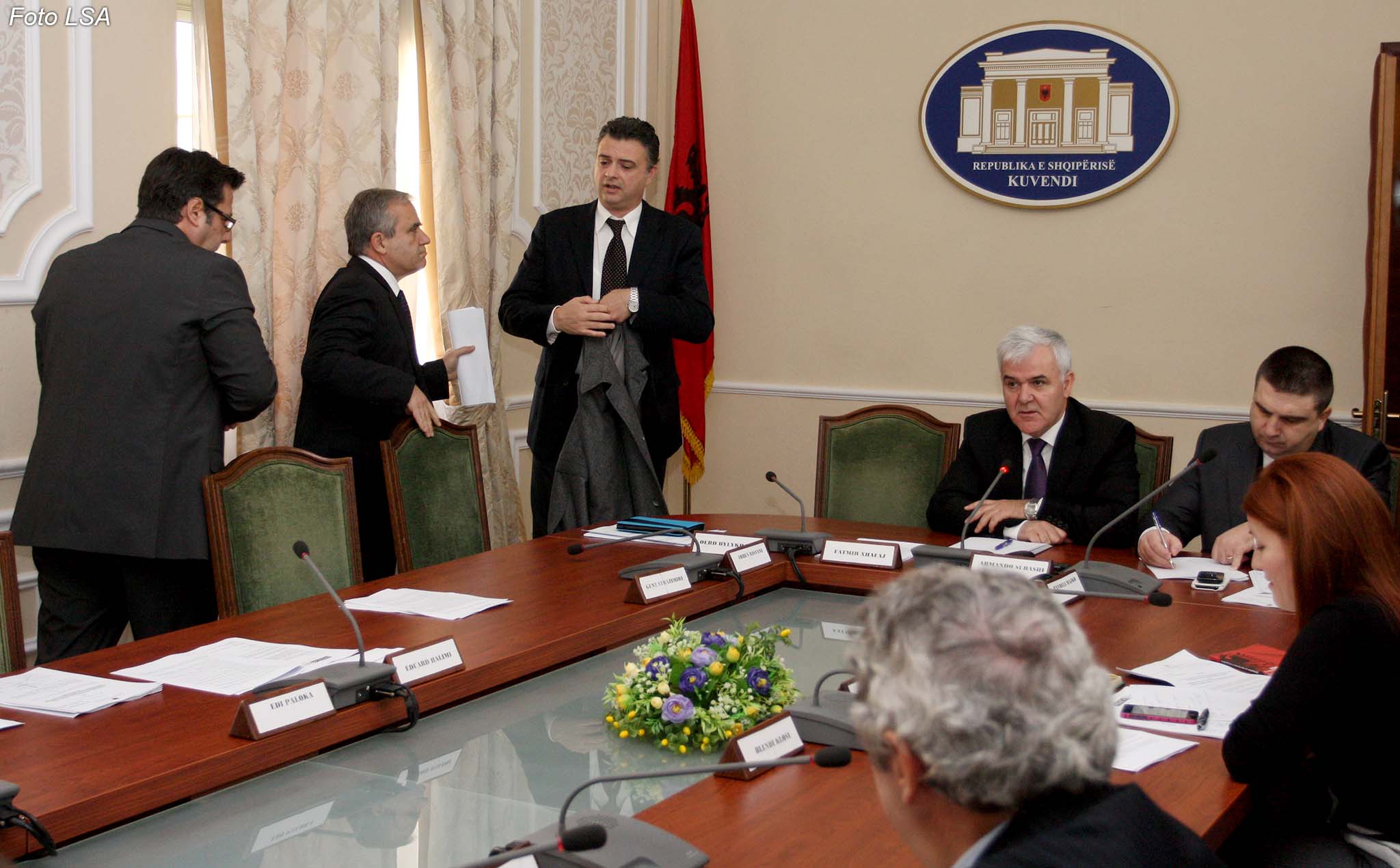 Çarja e koalicionit të majtë, situatë e zymtë në komision; Xhafaj telefonata të gjata, Manjani lë mbledhjen