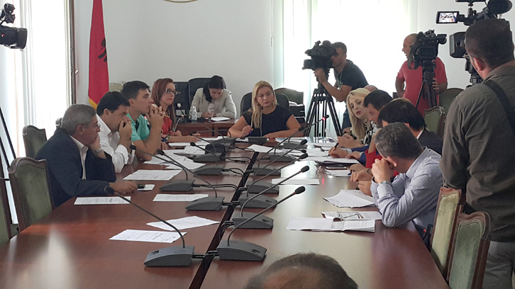 DEBATI/ LSI edhe kundër shkrirjes së Urgjencës, mungon Beqaj në komision, Vasili “shuan” sherrin mes deputeteve femra