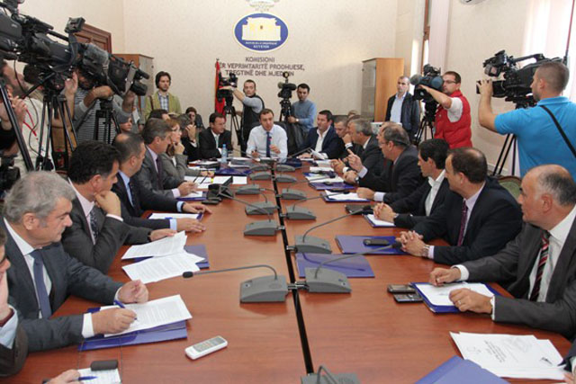 DEBATET/ Përmbytjet, deputetët e opozitës reagojnë për mosfunksionimin e hidrovorëve