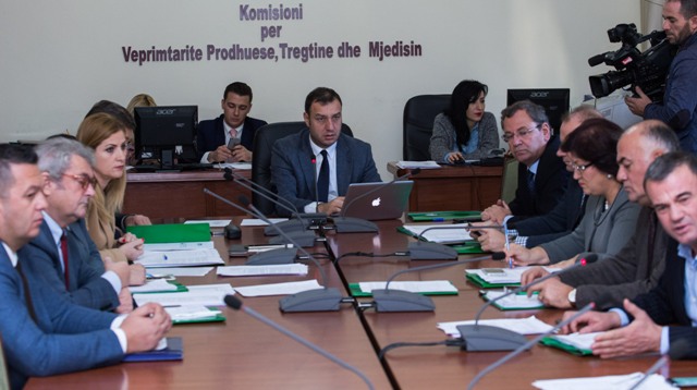 DEBATI/ “Majmun”! “Majmun je vetë”! te Komisioni i Shalsit