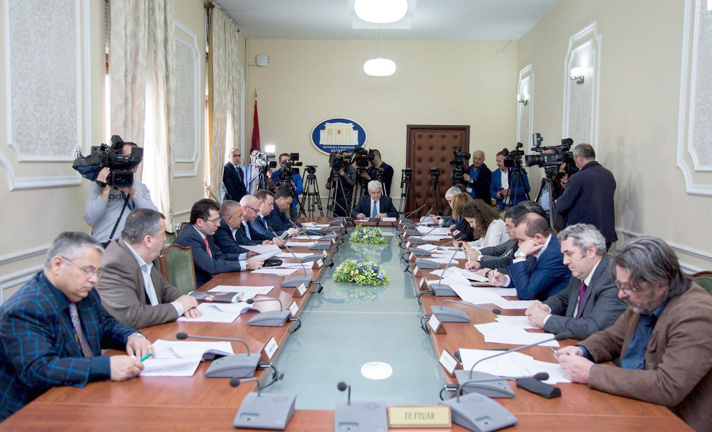 “Nëpunësit e lartë të ministrive, pazare ditë e natë me koncesionet”