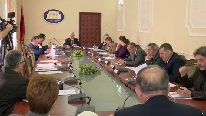 VIDEO/ Batuta te Ligjet, Xhafaj “nostalgjik” për sigurimsët e para vitit 1990