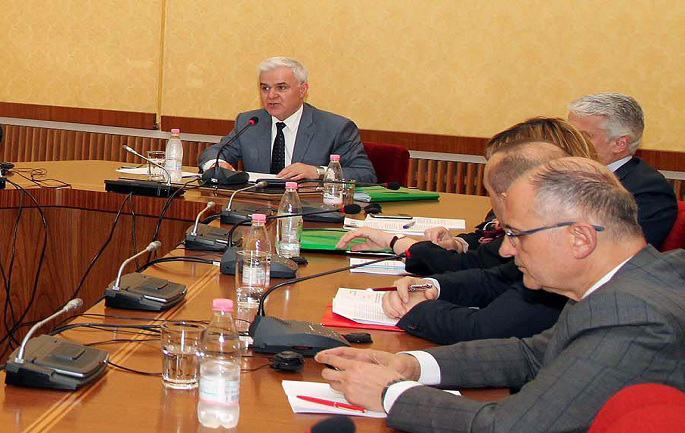 DEBATI/ Mbledhja e Komisionit, Petrit Vasili “kapet” me Vasilika Hysin, por “e ka” me Ulsi Manjan