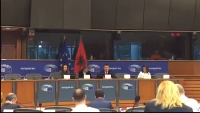 Taulant Balla padit Majlinda Bregun, debat i deputetes me Bumcin në Bruksel