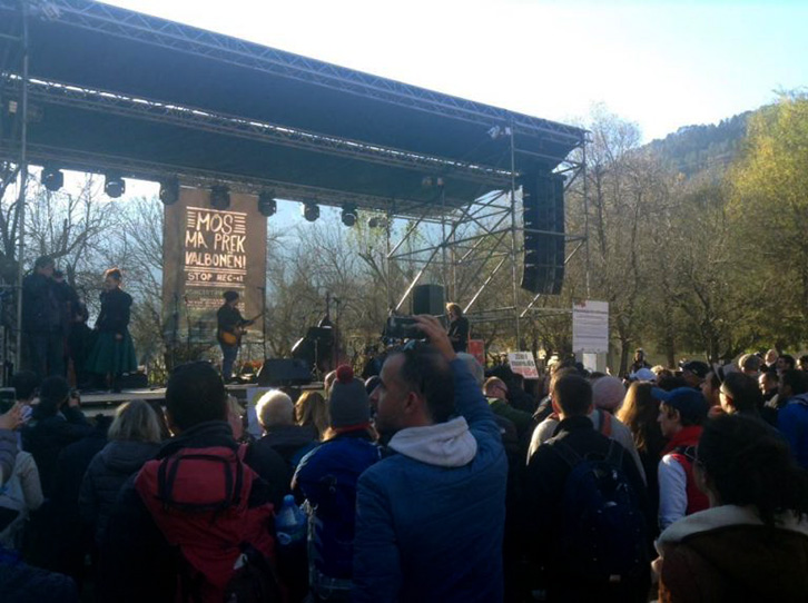 VIDEO/ “Mos ma prek Valbonën!”. Artistët koncert protestë