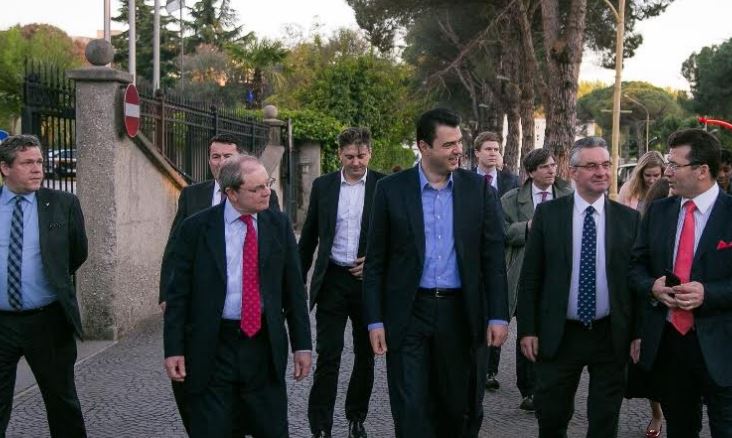 Konservatorët europianë mblidhen te cadra e protestës, mbështetje për kauzën