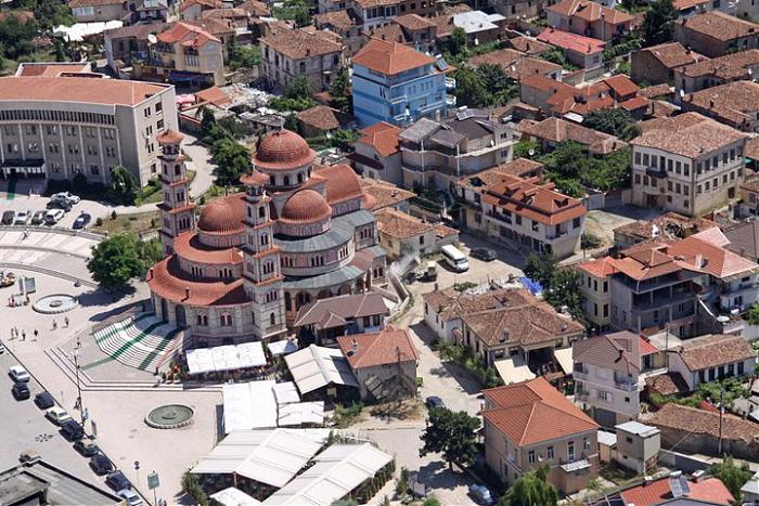 Një 14 vjeçar nga Korça letër “kryeqëzuese” kryeministrit, për shkarkimin e babait nga puna