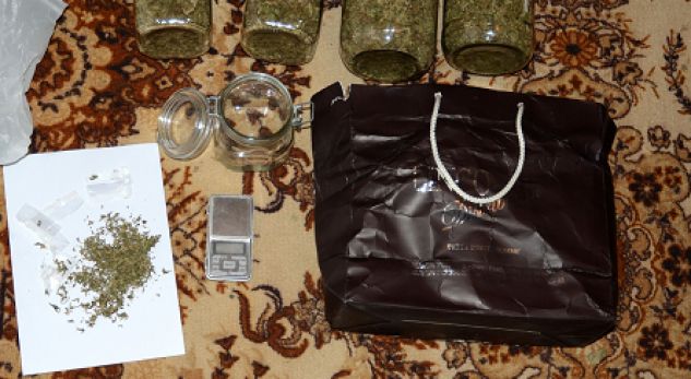 EMRI/ Fshehu kanabis në vazo qelqi, pranga korçarit