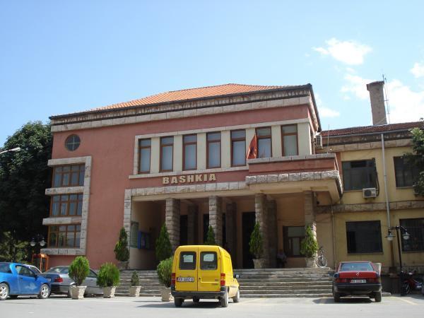 Helmime masive në Korcë, kufomat gjenden në disa rrugë