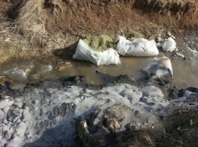 FOTO LAJM/ Mbetjet e kanabisit pas përpunimit në “fabrikë” i merr lumi