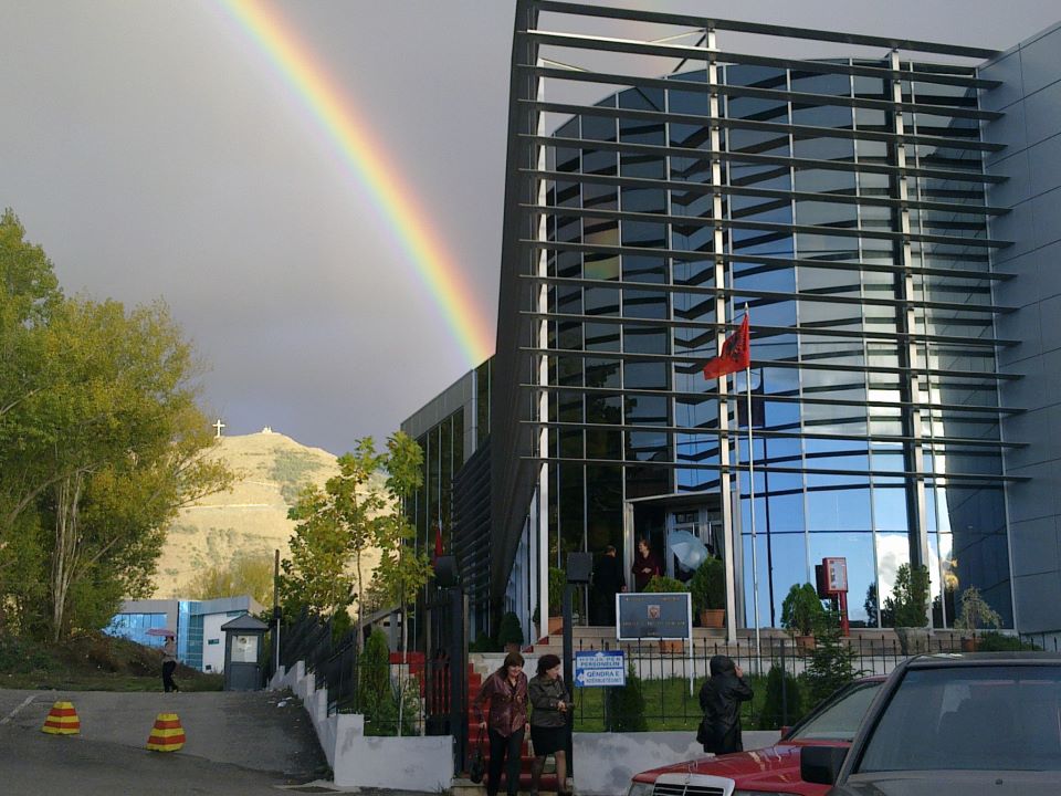 Korçë, arrestohen 2 persona, përfituan 1.5 mln $ nga skema e mashtrimit