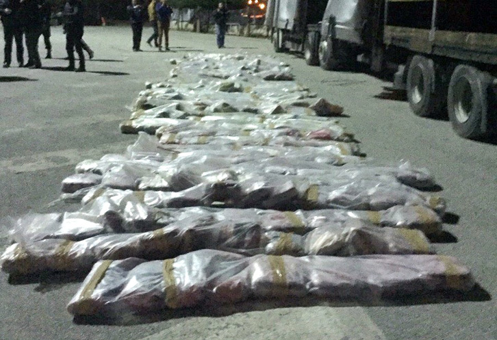 FOTO/ Kapshticë, bllokohet 500 kg kanabis fshehur në tavanin e kamionit, arrestohet shoferi durrsak