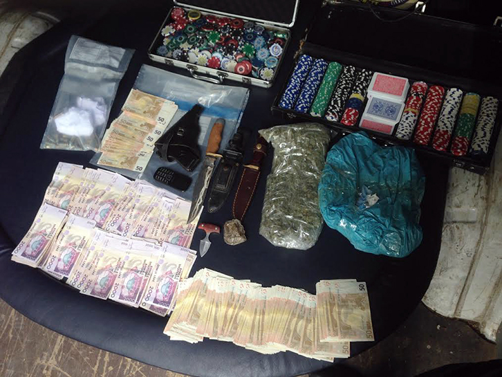 FOTO/ Shpallet në kërkim kryeplaku, shtëpia e tij depo armatimi dhe magazinë droge