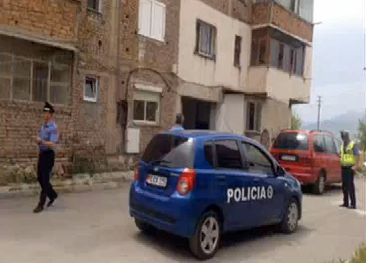 Korçë, burri vret me thikë gruan në sy të fëmijëve, më pas edhe veten