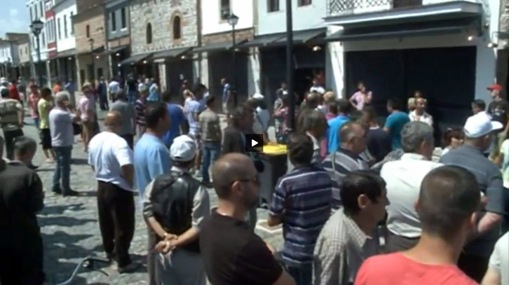 FOTO/ Pazari i Korçës, tregtarët përplasen me policinë, shoqërohen 30 persona