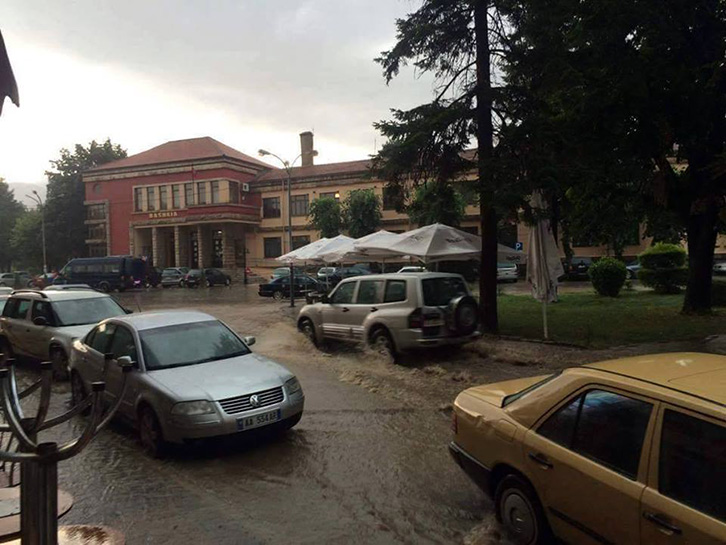 FOTO LAJM/ Shiu i verës mbyt investimet e bashkisë së Korçës