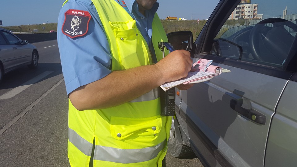 EMRI/ I ofron ryshfet policit rrugor për të shmangur gjobën, arrestohet në flagrancë