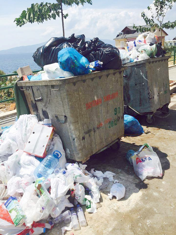 FOTO LAJM/ Sarandë, bashkia ju uron mirëseardhjen pushuesve