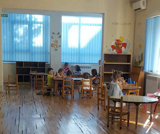 FOTO/ Një nëne i shkruan Erjon Veliajt: Kopshtit 42 që përurove i është çarë parketi, raftet bosh të lodrave dëshpërojë fëmijët