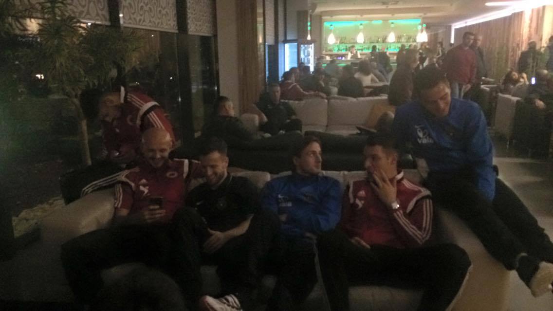 FOTO/Futbollistët e Kosovës dhe Shqipërisë, sëbashku në një hotel në Prishtinë