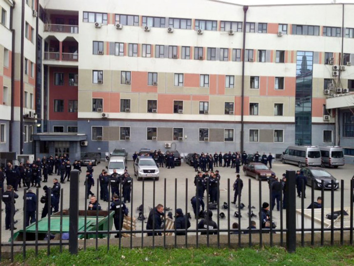 FOTO/ Kosova sot zgjedh Presidentin e ri, shtohen forcat e policisë