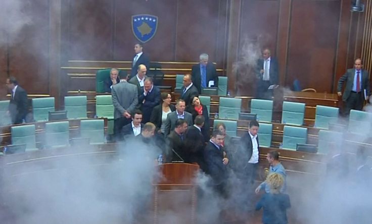 Kosovë, gaz lotsjellës në Kuvend arrestohen 9 deputetët të opozitës