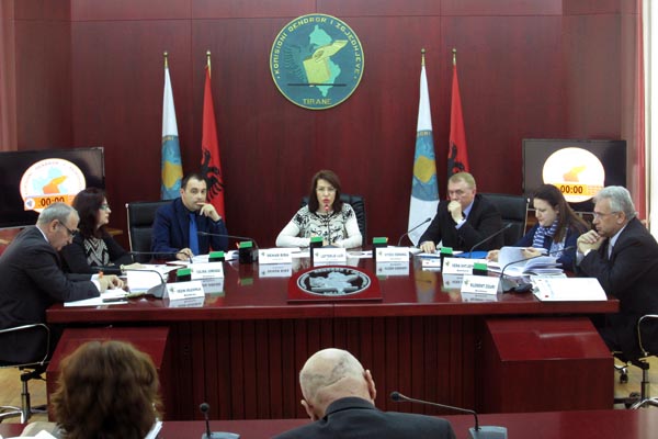 KQZ u heq mandatin këshilltarëve që nuk dorëzuan formularin e vetëdeklarimit