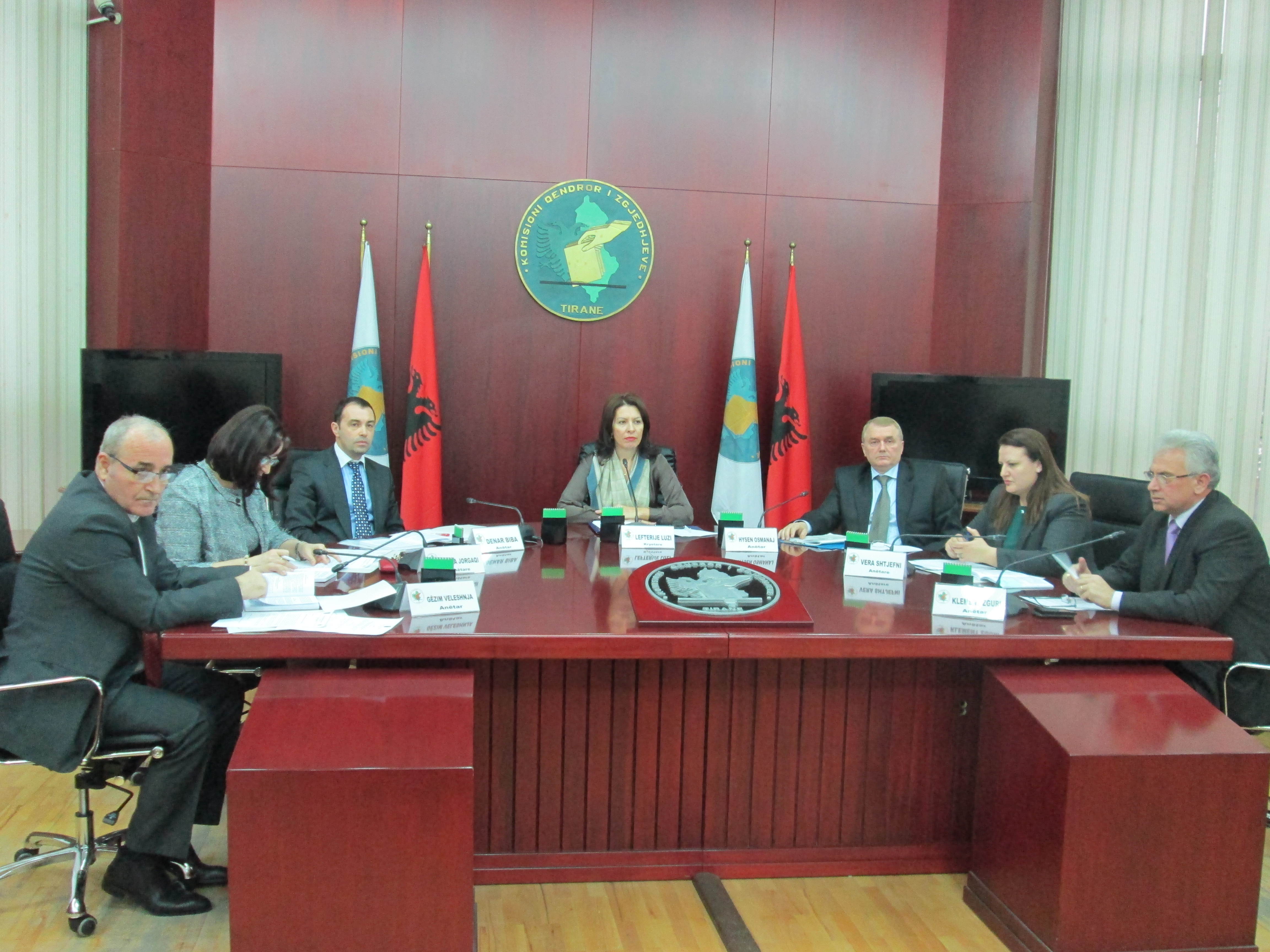 KQZ rrëzon tre referendumet, 3 anëtarët e opozitës bojkotojnë mes sherrit dy kërkesat