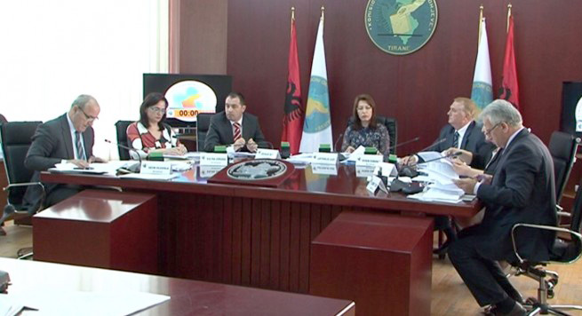 KQZ rikthen në garën e Kurbinit Altin Bibën, Lefteri Luzi jep leksione morali për kandidatët