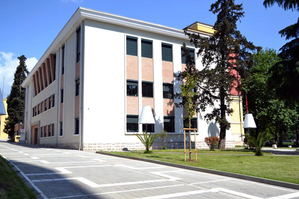 DEKRIMINALIZIMI/ Oficerët gjyqësorë “pushtojnë” KQZ, sekuestrojnë dokumentet