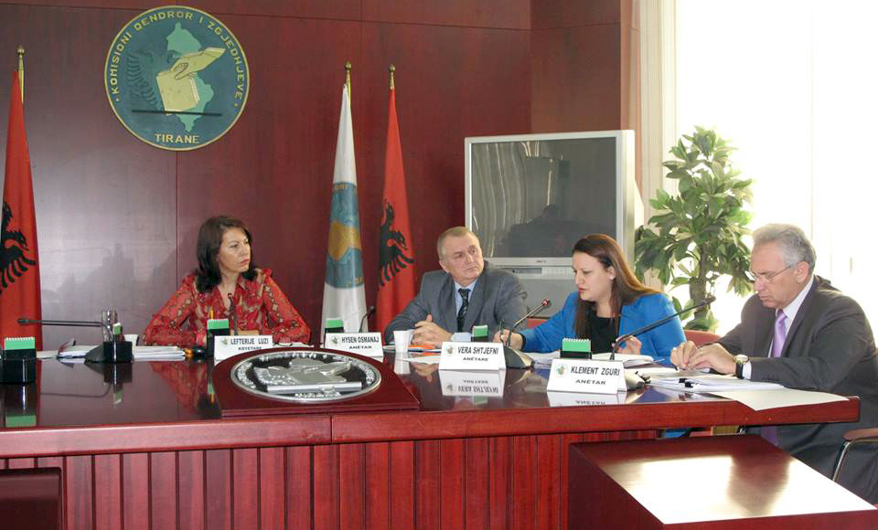 DEBATET NË KQZ/ Kryegardiania e zgjedhjeve “emëron” anëtaren e KQZ-së “kryegardiane burgjesh”