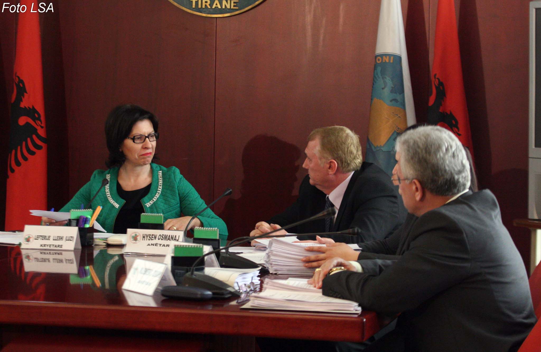 Në Bordin e Medias, Collaku, Misha, Polisi, Seriani