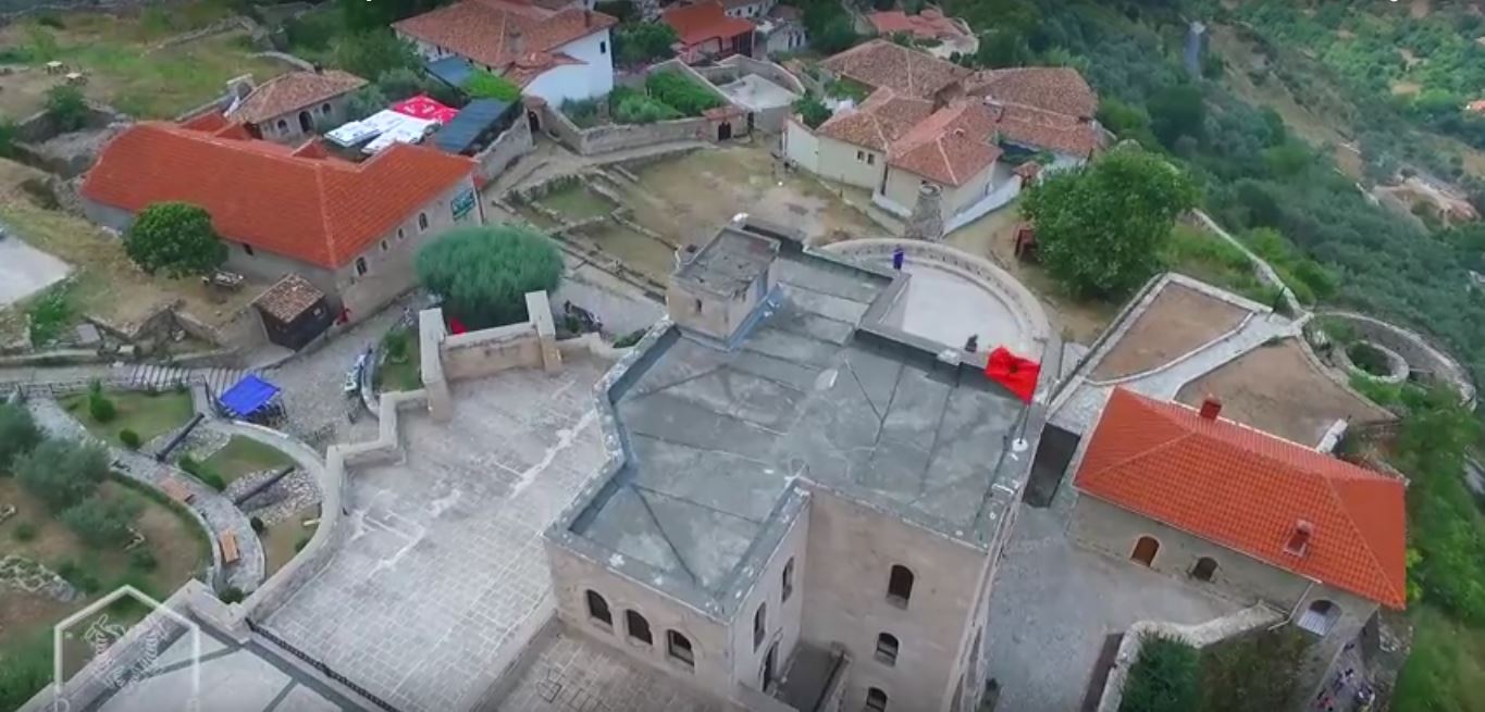 VIDEO/ Kalaja e Krujës e parë me “syrin” e një droni